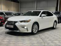 Lexus
              ES